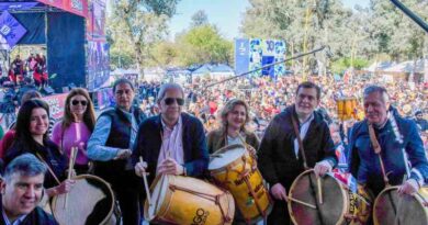 La intendente Fuentes destacó la participación de vecinos y turistas en la 23° Marcha de los Bombos
