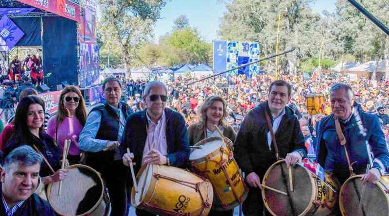 La intendente Fuentes destacó la participación de vecinos y turistas en la 23° Marcha de los Bombos