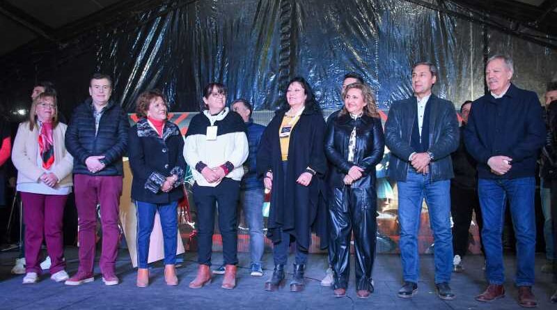 La intendente Fuentes participó junto al gobernador de la vigilia de la Marcha de las cuerdas y fuelles
