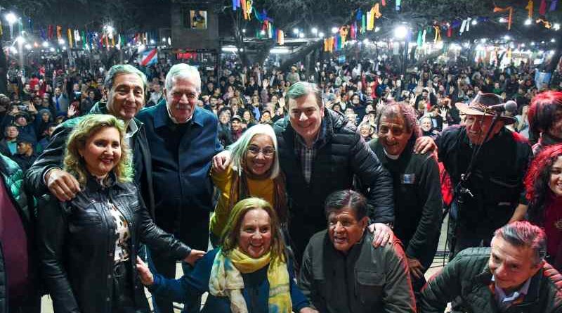 Las autoridades locales visitaron la vigilia por la Marcha de los Bombos