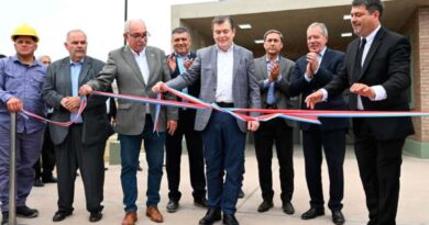 Zamora inauguró un moderno Polideportivo y entregó viviendas sociales en Suncho Corral