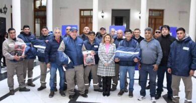 La intendente Fuentes otorgó herramientas e indumentaria de trabajo para la Dirección de Electricidad