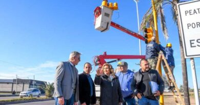 La intendente Fuentes supervisó la instalación de semáforos en Belgrano y Circunvalación