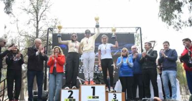 La intendente Fuentes junto al secretario de deportes Dapello premiaron a los ganadores de la maratón por los 60 años del Iosep