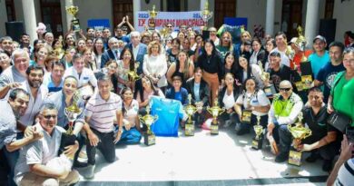 La intendente Fuentes entregó los premios de las IX Olimpíadas Municipales a empleados de distintas reparticiones