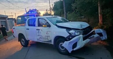 Ebrio y con un vehículo oficial, empleado público chocó el auto de un comisario