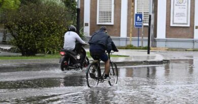 Calles anegadas y complicaciones en el tránsito tras la fuerte lluvia nocturna