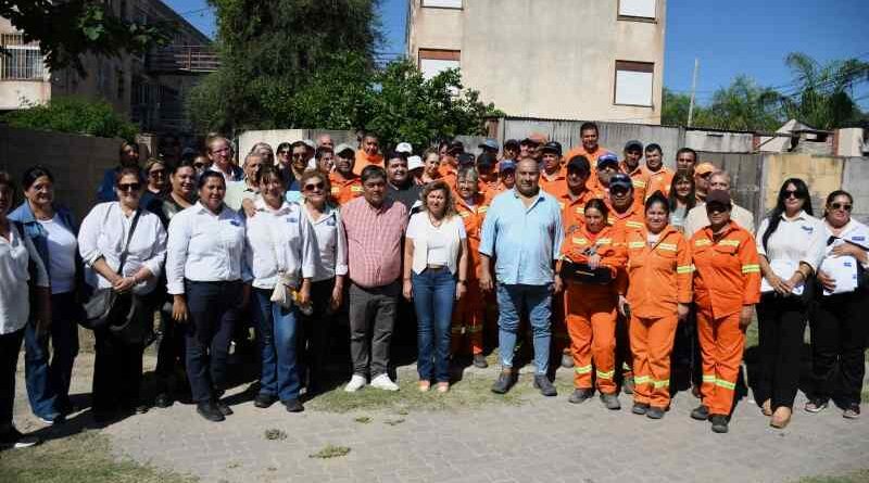 La intendente Fuentes entregó indumentaria de trabajo al personal del centro operativo del barrio Autonomía