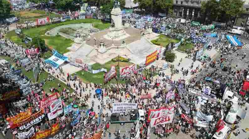 Tensión en el Congreso: hay incidentes y la policía aplica el protocolo antipiquetes mientras se debate la reforma laboral
