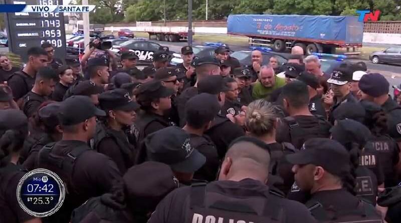 Tensión policial en Santa Fe: la Provincia prometió revertir sanciones y garantizó un piso salarial ligado a la canasta básica
