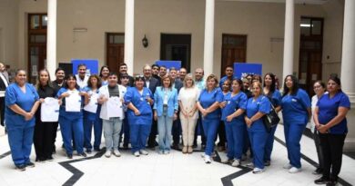 La intendente Fuentes destacó la tarea del personal de Salud al entregar más de 400 uniformes de trabajo