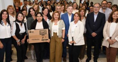 La intendente Fuentes entregó equipo informático para el personal de la Subsecretaría de Educación