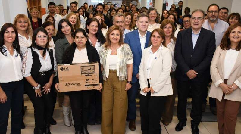 La intendente Fuentes entregó equipo informático para el personal de la Subsecretaría de Educación