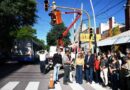 La intendente Fuentes supervisó la instalación de un nuevo semáforo que se suman para el ordenamiento del tránsito