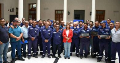 La intendente Fuentes entregó uniformes al personal de Obras Públicas y destacó su compromiso durante la creciente del río