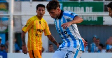 Mitre volvió de Córdoba con un punto de oro, jugando con 9 hombres
