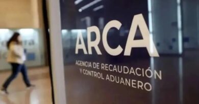 La recaudación volvió a crecer por debajo de la inflación en febrero y tensa el superávit fiscal