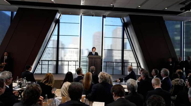 “Preparate que te van a salir dólares por las orejas”: la promesa de Milei al presidente del BCRA