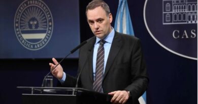 Milei no le suelta la mano a Adorni: en medio del escándalo político viajan este lunes a Córdoba