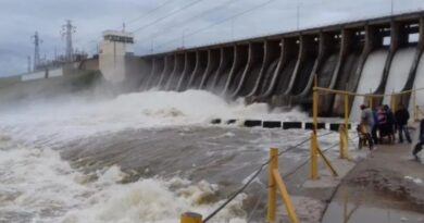 El caudal del río Dulce alcanza niveles históricos y las autoridades esperan nuevos desbordes