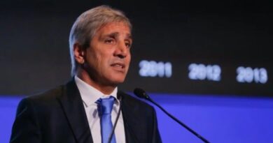 “No podemos forzar a los argentinos a tener pesos”: Caputo reconoció dificultades económicas
