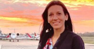 La empleada del broker afirmó que el periodista amigo de Adorni pagó los vuelos a Punta del Este y pidió no facturarlos