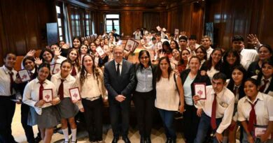 El Gobernador Suárez recibió el primer contingente de alumnos del interior