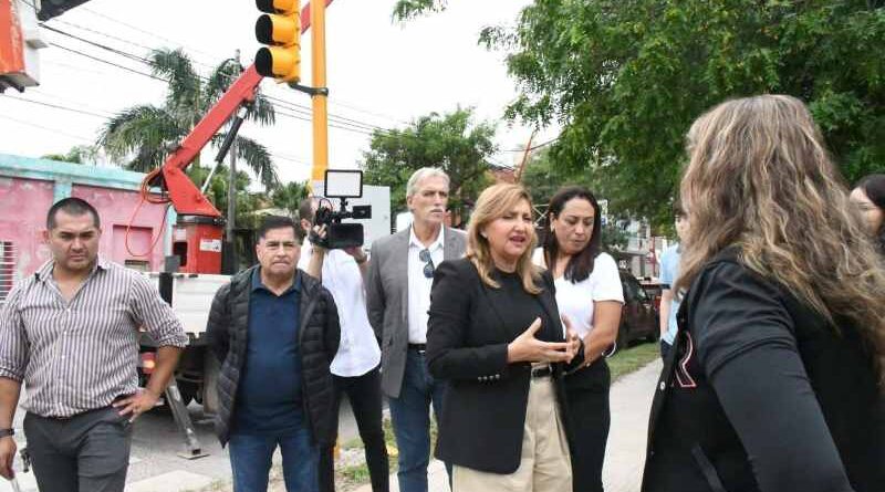 La intendente Fuentes supervisó la instalación de nuevos semáforos en la esquina Libertad y Santa Fe