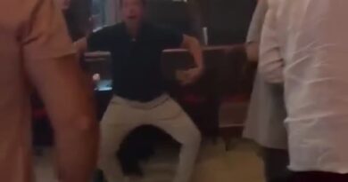 A horas de llegar a Santiago, los “héroes” de Brasil ya tuvieron gestos “racistas”