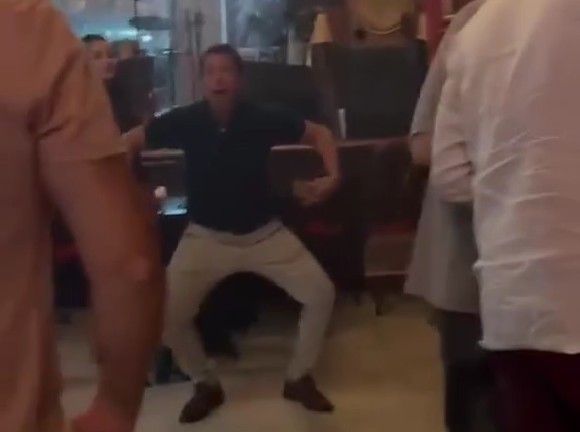 A horas de llegar a Santiago, los “héroes” de Brasil ya tuvieron gestos “racistas”