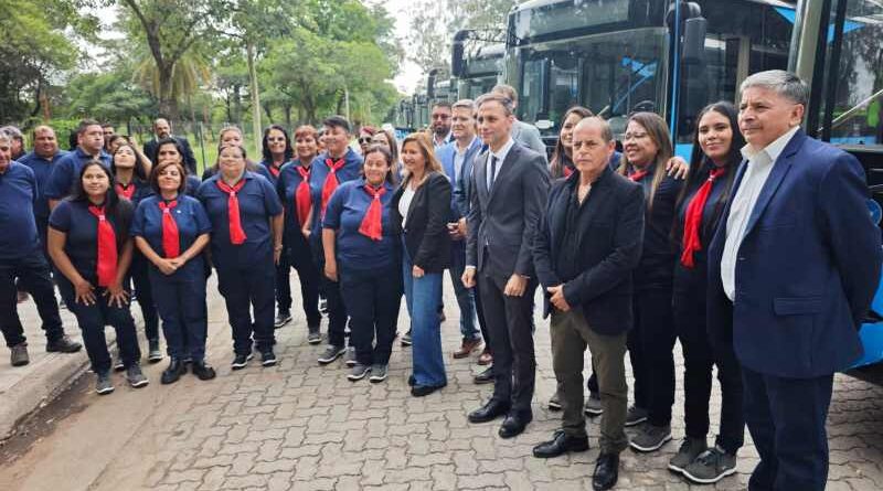 La Municipalidad presentó las nuevas unidades experimentales eléctricas para el transporte público