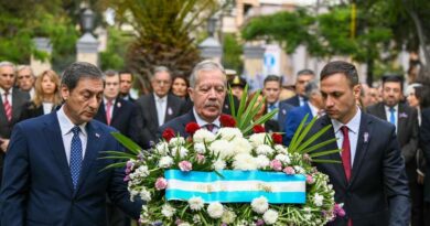 El gobernador Elías Suárez presidió el acto por el 206° Aniversario de la Autonomía Provincial