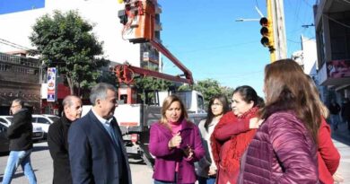 La intendente Fuentes supervisó la instalación de nuevos semáforos en la intersección de Sáenz Peña y Córdoba
