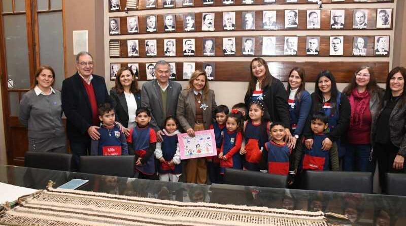 La intendente Fuentes recibió a alumnos de jardines de infantes municipales que utilizan una APP para cuidar la limpieza del barrio