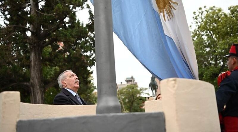 El gobernador Elías Suárez participó del izamiento de nuestra Bandera y del Solemne Te Deum en la Catedral Basílica