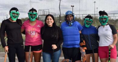 Fernández: el municipio realizó entrega de indumentaria para la práctica de hockey
