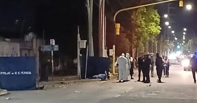 Un móvil policial protagonizó una tragedia que dejó dos muertos, heridos y vehículos chocados