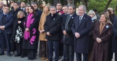 El gobernador Elías Suárez encabezó el acto por el Día de la Bandera en Plaza Libertad
