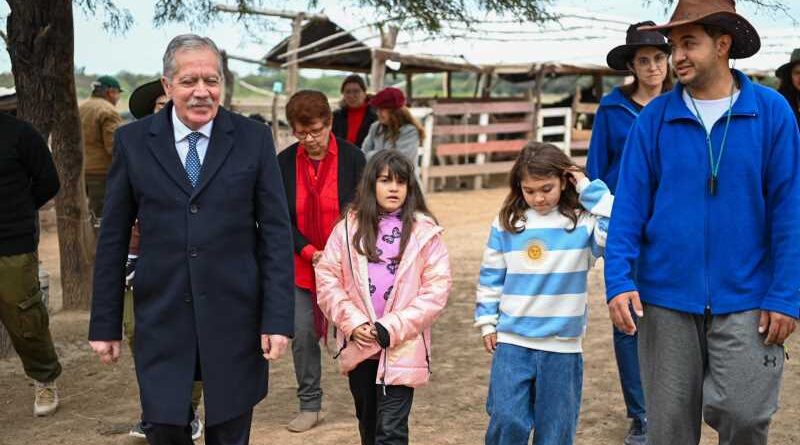 El gobernador Elías Suárez visitó la reserva ecológica y granja de la Fundación Estilo Campo