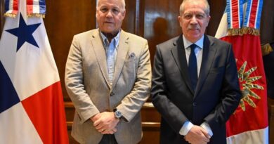 Elías Suárez recibió la visita protocolar del embajador de Panamá, Juan Luis Correa Esquivel