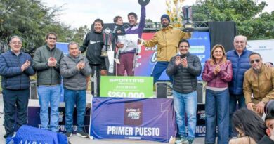 La intendente Fuentes, el secretario Benavente y el Prof. Dapello premiaron a los ganadores de la competencia La Ciudad Corre