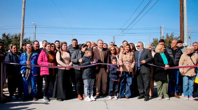 La intendente Fuentes y el secretario Benavente inauguraron 24 cuadras de pavimento en el barrio Néstor Kirchner La intendente Fuentes y el secretario Benavente inauguraron 24 cuadras de pavimento en el barrio Néstor Kirchner
