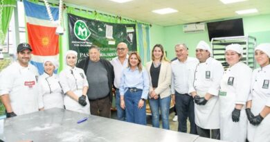 La intendente Fuentes y el secretario Benavente visitaron donde se elabora el alfajor santiagueño gigante que se prepara por el aniversario de la ciudad