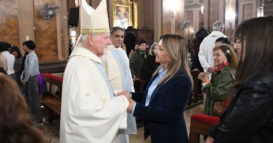La intendente Fuentes asistió a la misa central en honor a la patrona de la ciudad, la Virgen del Carmen