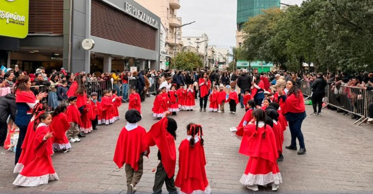 Santiago Baila le puso color a la Madre de Ciudades en la antesala de un nuevo aniversario