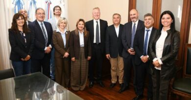 La intendente Fuentes recibió al embajador del Reino Unido en la Municipalidad