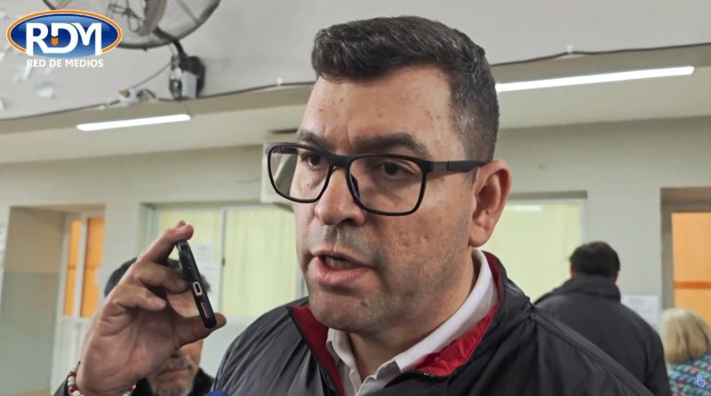 El candidato Jorge Mussetti (PS) emitió su voto en la Escuela Sor María de Paz y Figueroa