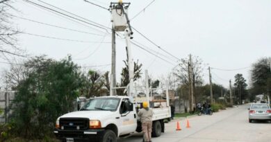 La Municipalidad trabajó en la reposición de más de 120 equipos LED en los barrios Sarmiento, Tradición y Smata