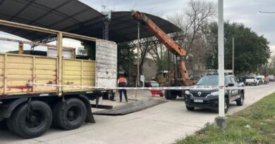 Tragedia en el Bº Huaico Hondo: murió un trabajador al caerle encima una pesada estructura