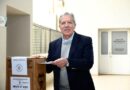 Elías Suárez emitió su voto este domingo, en la mesa N° 253 de la Escuela Sor María Antonia de Paz y Figueroa de ciudad Capital